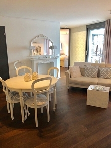 Mieszkanie Meg, odnowione krzesła ze śmietnika