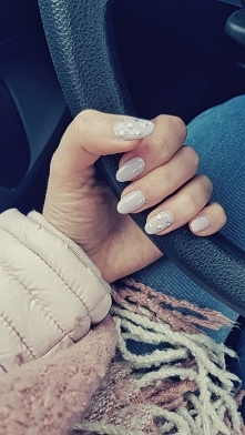 Lubie paznokcie bez wydziwiania. A wy? Tym razem lekko je przedłużyłam. Nie są idealne ale jak na pierwszy raz nie ma źle. Musze jeszcze popracować. Szczególnie nad cierpliwością 