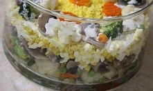 Smakowita sałatka warstwowa pieczarki, jajka, warzywa
