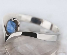 Labradoryt to wyjątkowy kamienień - jego wygląd zależy od kąta padającego światła. Czasami jest transparentnym kamieniem o ciekawej strukturze, ale pod wpływem światła jego powi...