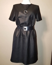 Sukienka skórzana, luźny krój, świetnie ukrywa niedoskonałości figury