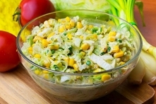 Surówka z sałatą, ogórkiem i kukurydzą
