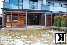 Nowoczesne zadaszenie tarasu z zabudową wyposażone w żaluzje – możliwość ustawienia żaluzji pod dowolnym kątem. Możliwość wykonania zadaszenia na dowolny wymiar i w dowolnej kon...