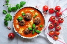 Zupa pomidorowa z klopsikami:

2 cebule
4 ząbki czosnku
8 dużych, mięsistych pomidorów (lub 3 puszki)
0,7 l bulionu warzywnego
Kilka łyżek oliwy
Kilka gałązek lubczyku
1 gałązka...