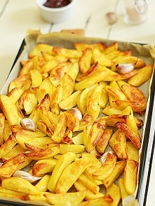 Frytki z piekarnika "fit"

1 kg ziemniaków o dużej zawartości skrobi 
2 łyżki oleju (np. słonecznikowego lub rzepakowego) 
1 łyżka pikantnego oleju z pestek papryczek ...