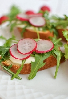 Grzanki z mozzarellą, rukolą i rzodkiewkami