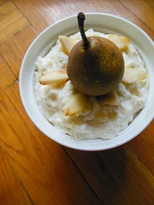 Puszysty krem serowo-gruszkowy z płatkami ryżowymi