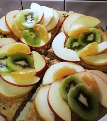 FIT omlet z masłem orzechowym i orzezwiajacymi owocami ! Więcej przepisów i fit ciekawostek znajdziesz na kanale YouTube: W!ecznie G!odny