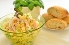 Sałatka z selerem, ananasem, szynką