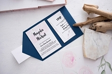 Zaproszenie EVERYBODY LOVES PEONIES granat