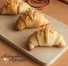 DROŻDŻOWE ROGALE Z MASĄ SEROWĄ