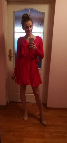 Czerwona sukienka od Semselnehara z 24 stycznia - najlepsze stylizacje i ciuszki
