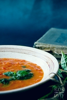 Kremowa zupa pomidorowa z pieczoną papryką