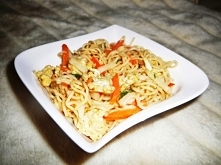 Sałatka z makaronem ryżowym.