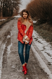 Kolejna stylizacja codzienna. Bardzo lubię kontrastujące ze sobą kolory stąd takie właśnie połączenie. Zimą zdecydowanie stawiam na kożuchy i jest, to już mój trzeci kożuch. A W...