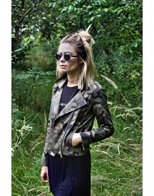 Nowa ramoneska wzór moro. Na rękawach zamki, regulacja w pasie. Uszyta z materiału bawełnianego bardzo starannie.
Towar wyprodukowany w Polsce.
Dostępne rozmiary : S M L