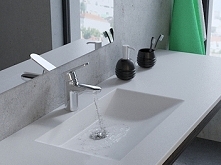 Umywalki na wymiar - biała umywalka z pochyłą misą