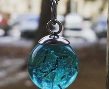 Wisiorek wykonany żywicy z zatopionymi wewnątrz nasionami dmuchawca.

Dodatki ze stali nierdzewnej.

Wielkość kulki 1,6 cm

Długość łańcuszka 45cm. (możliwość zamiany na 50cm bą...