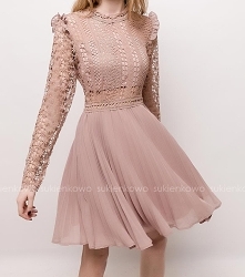 KLIKNIJ W ZDJĘCIE BY PRZEJŚĆ DO PRODUKTU. sukienkowo.com KAREN - Plisowana sukienka z gipiurami boho róż