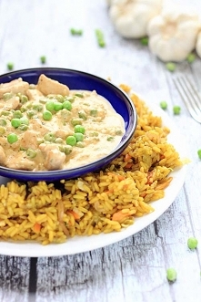 Kurczak w sosie czosnkowym z zielonym groszkiem