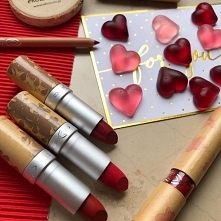 Całuśne dzień dobry przesyłamy ♥️ Czerwone #usta to dzisiaj idealny pomysł, prawda!? :) Od góry pomadki nr: 121, 122 i 263, #Błyszczyk 805 a kredka 144