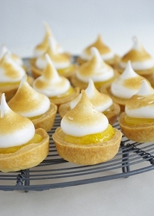 Tartaletki z lemon curd i bezą włoską