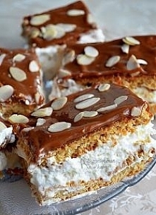 Ciasto Krówka

Ciasto 

0,5 kg mąki pszennej
200 g margaryny
2 jajka
200 g cukru pudru
2 łyżki miodu
2 łyżeczki sody
2 łyżki ciepłego mleka
Dodatkowo 
1 puszka masy krówkowej
pł...