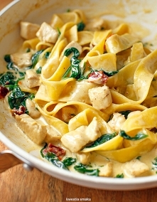 MAKARON Z KURCZAKIEM I SZPINAKIEM W SOSIE CURRY

SKŁADNIKI
 2 PORCJE, PO 543 KCAL
125 g makaronu wstążki np. pappardelle
150 g szpinaku
200 g filetu z kurczaka
1 ząbek czosnku
1...