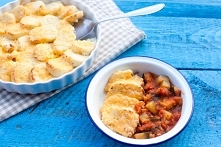 Zapiekane klusku z kaszy manny z cukinią w pomidorach