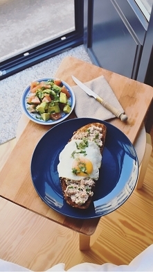 TOST Z PASTĄ Z TUŃCZYKA Z SADZONYM JAJEM