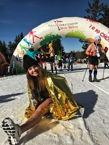 bieg w śniegu w strojach kąpielowych. Klikajcie w foto.