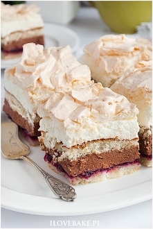 Ciasto bezowe z kremem i porzeczkami