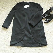 Czarna elegancka narzutka.

Kuferart.pl
Vintage-Żakiety