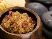 W dzisiejszym artykule pokażemy Wam receptury domowych peelingów na dłonie które nie zabiorą dużo czasu. Zapraszamy do krótkiej lektury!