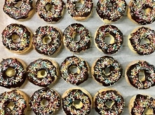 FIT oponki serowe z piekarnika są puszyste i smakują inaczej, niż te tradycyjne smażone na oleju, jednakże nadal sprawiają wiele radości.