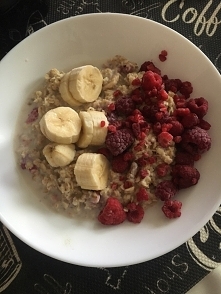 dziś na śniadanie owsianka bananowo-malinowa. smakuje tak samo pysznie jak wyglada ❤️❤️