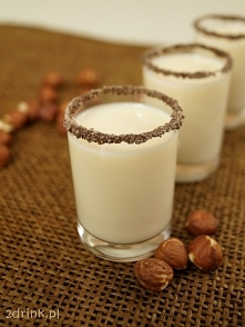 SHOT MONTE – PRZEPIS
Składniki:

1/2 wódki o smaku orzechów laskowych
1/2 mleczka skondensowanego
do dekoracji sproszkowana czekolada i syrop orzechowy
Przygotowanie:

Składniki...