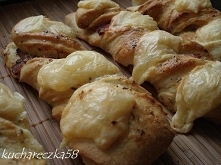 PALUCHY CZOSNKOWO-SEROWE.

Składniki: na dużą porcję.

- 1 kg mąki
- duża kostka drożdży
- 2 łyżki cukru
- 2 szklanki ciepłego mleka
- 2 jajka
- olej
- żółty ser

Dodatkowo:

- ...