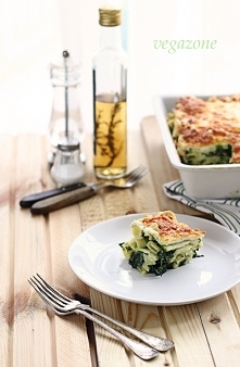 zapiekanka z makaronu ze szpinakiem i cukinią