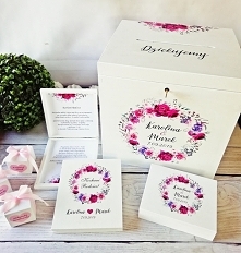 Zestaw ślubny składający się z:
1. Pudełko na koperty
2. Pudełko na obrączki
3. Pudełeczka/wienietki dla gości
4. Pudełka dla rodziców z prośbą o błogosławieństwo