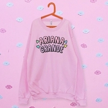 Bluza dla fanów Ariana Grande dostępna jest w naszym sklepie w czterech wersjach kolorystycznych. Zapraszamy do zapoznania się z naszym pełnym asortymentem