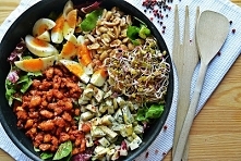 sałatka z kurczakiem, serem...