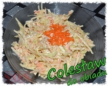 To jedna z najprostszych i zarazem najbardziej znanych surówek na świecie. Najczęściej bywa podawana w knajpkach do burgera i frytek, ale polecam zrobienie takiej surówki w domu...