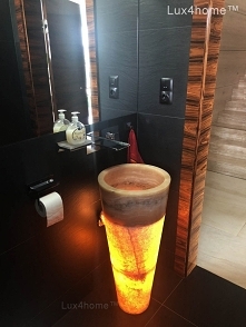 Wolnostojąca umywalka z onyksu - podświetlony onyks/. Podświetlenie umywalki z onyksu w tym modelu jest wyjątkowo proste. Wystarczy zawiesić w niej świetlówkę lub nakleić pasek ...