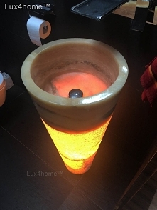 Wolnostojąca umywalka z onyksu - podświetlony onyks/. Podświetlenie umywalki z onyksu w tym modelu jest wyjątkowo proste. Wystarczy zawiesić w niej świetlówkę lub nakleić pasek ...