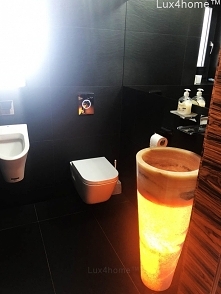 Wolnostojąca umywalka z onyksu - podświetlony onyks/. Podświetlenie umywalki z onyksu w tym modelu jest wyjątkowo proste. Wystarczy zawiesić w niej świetlówkę lub nakleić pasek ...