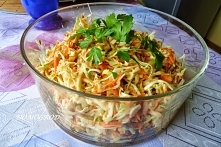 Surówka z białej kapusty marchewki i pora