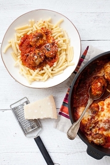 KLOPSIKI ZE SZPINAKIEM ZAPIEKANE W SOSIE POMIDOROWYM