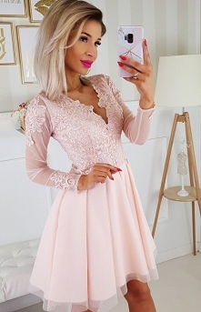 Koronkowa sukienka z tiulowymi rękawami brzoskwiniowa Bicotone