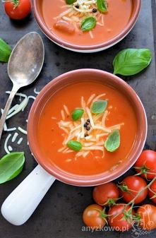 Kremowa zupa pomidorowa z mozzarellą